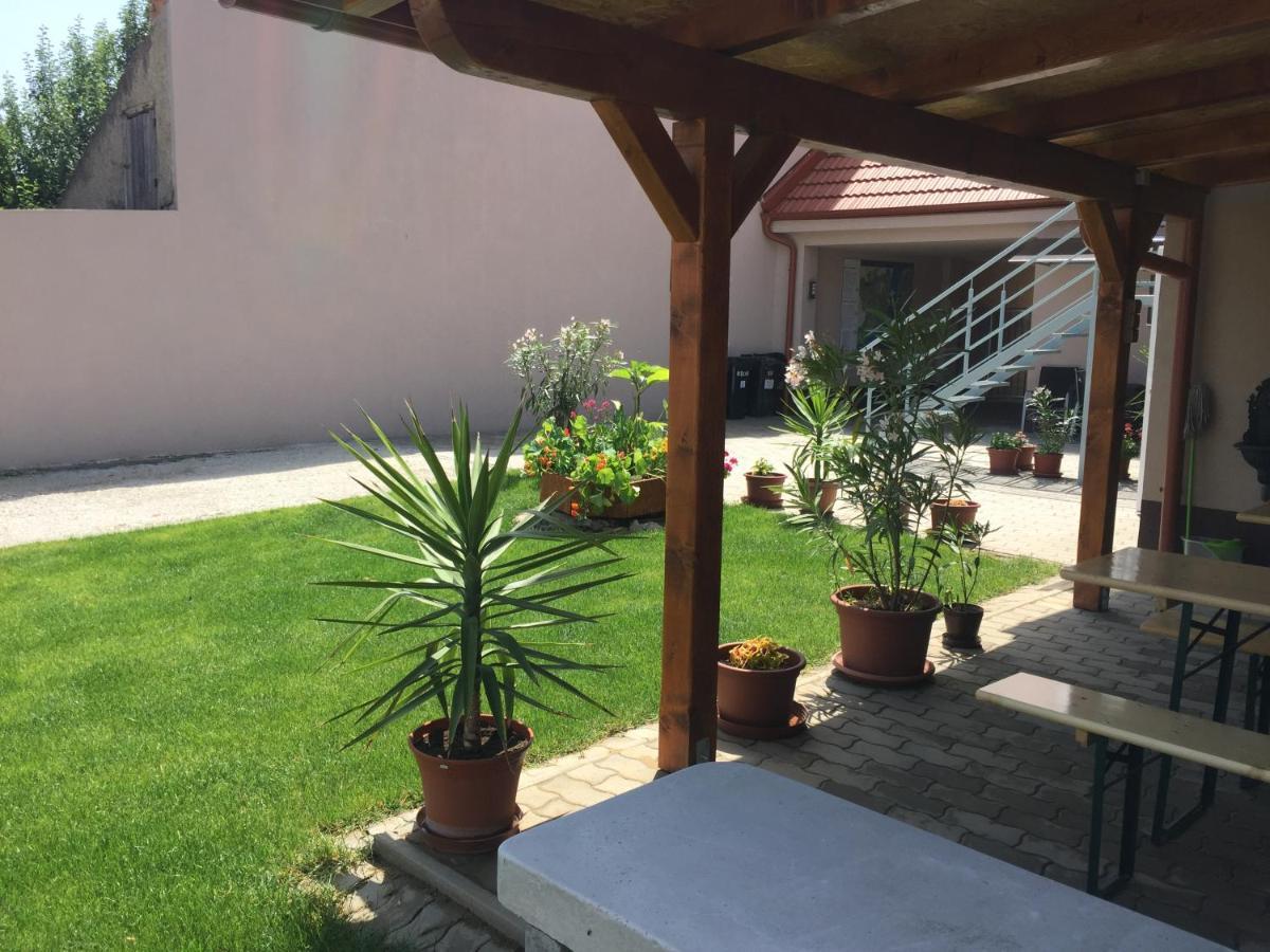 Sunny Apartman Štúrovo Exterior foto